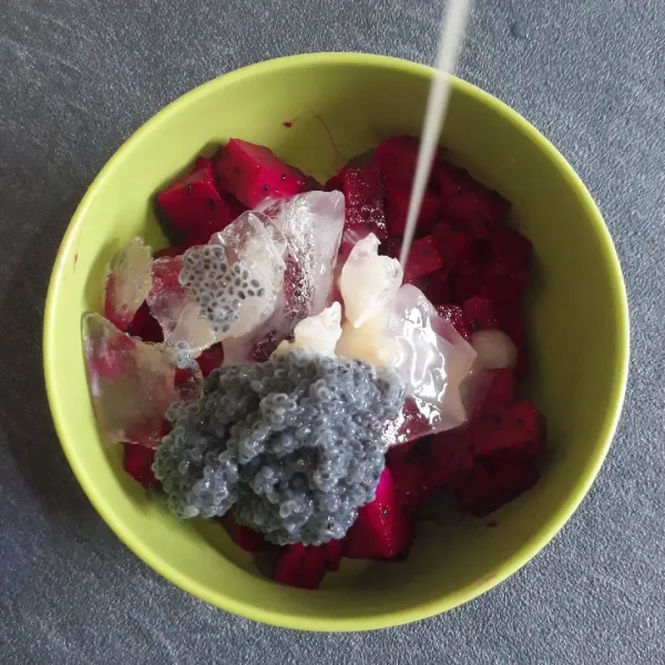 Campurkan buah naga dengan es batu, selasih dan kental manis.