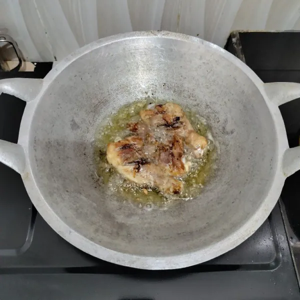 Setelah itu goreng ayam dalam minyak panas hingga matang kecokelatan. Angkat dan tiriskan.