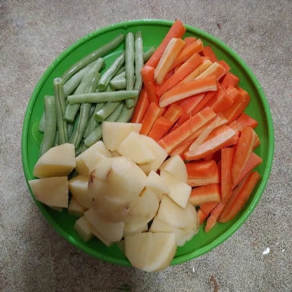 Siapkan bahan sayuran, wortel, buncis dan kentang.