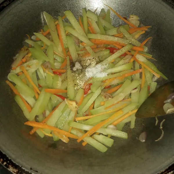 Tuang air, bumbui garam, lada, kaldu bubuk dan gula. Masak sampai sayuran matang. Cek rasa dan matikan api.