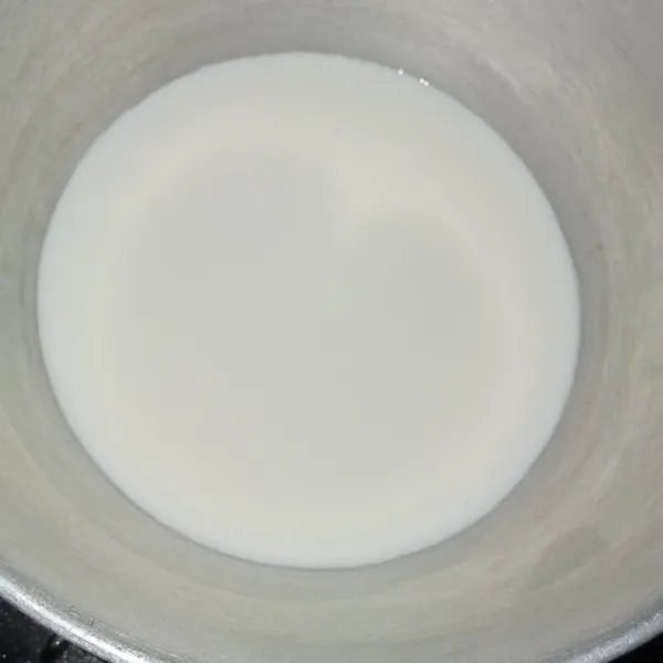 Tuang susu kedalam panci.