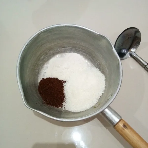 Masukkan tepung agar-agar, gula pasir dan kopi instan ke dalam panci. Aduk rata.