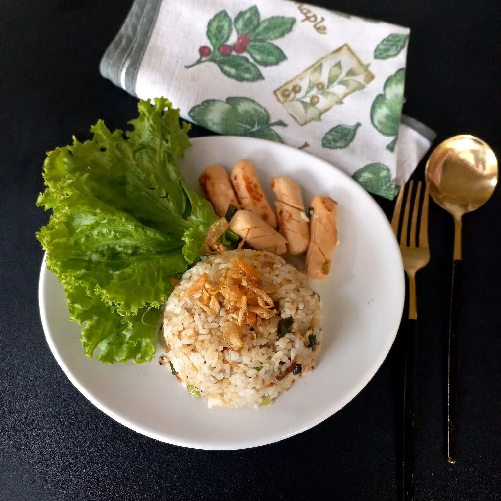 Sapi bumbu ngohiong dengan nasi putih dan sayuran