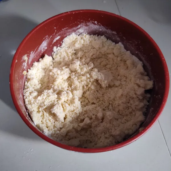 Campurkan tepung terigu dan mentega, hingga tepung menjadi kasar seperti di gambar.