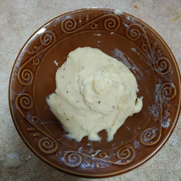 Gunakan larutan susu sampai kentang benar-benar halus dan creamy tapi tidak encer. Siap disajikan.