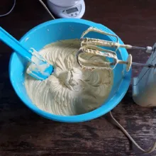Masukkan margarin, mixer kecepatan rendah, asal rata saja.
