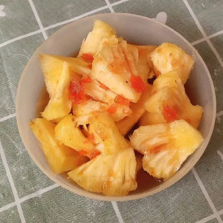 Siapkan nanas yang telah dipotong tadi di mangkok saji. Siram dengan bumbu rujak tadi. Aduk rata. Disajikan dingin juga enak.
