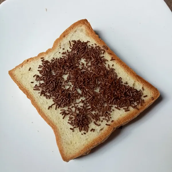 Taburi roti tawar dengan meses cokelat.