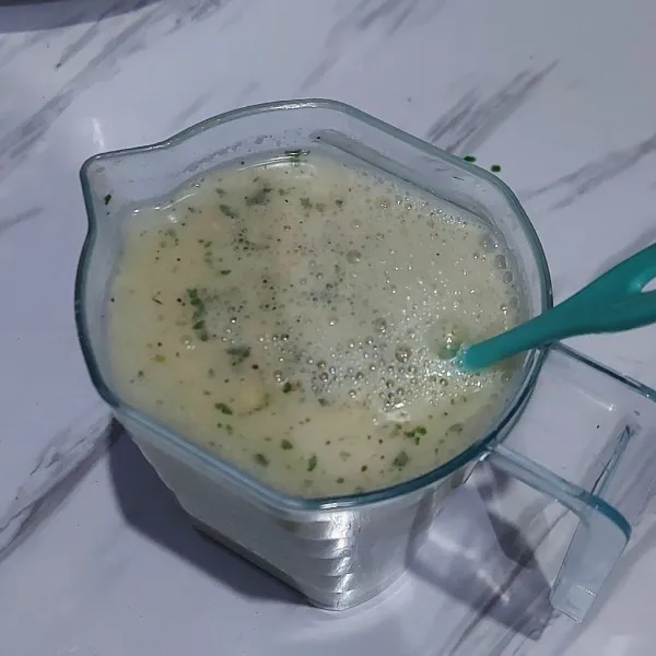 Campur dan aduk rata soup cream instan dengan air. Sisihkan.