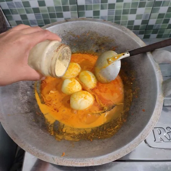 Bumbui dengan kaldu bubuk dan lada hitam.