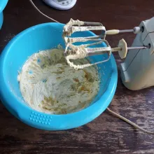 Mixer margarin dengan kecepatan tinggi hingga pucat selama 2 menit.