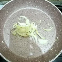 Tumis bumbu irisnya hingga layu dan harum.