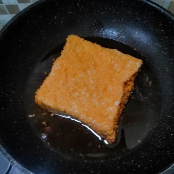 Terakhir goreng hingga kecokelatan, angkat dan tiriskan. Setelah hangat potong-potong dan siap disajikan.