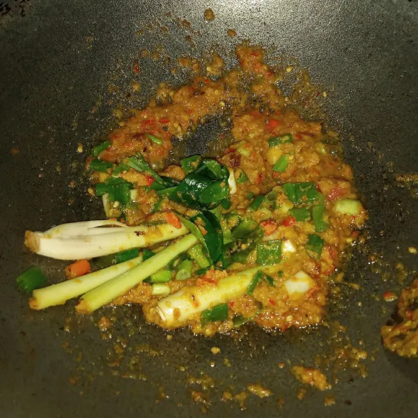 Di minyak sisa menggoreng ikan, tumis bumbu halus sampai layu. Masukkan semua rempah utuh dan geprek, masak sampai bumbu matang.