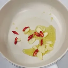 Tumis bawang putih dan cabe menggunakan olive oil.