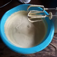 Campurkan gula, kuning telur dan telur. Mixer dengan kecepatan tinggi hingga kental berjejak selama 10 menit.