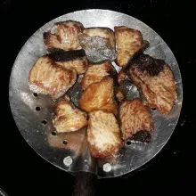 Goreng ikan tuna sampai matang. Angkat lalu sisihkan.