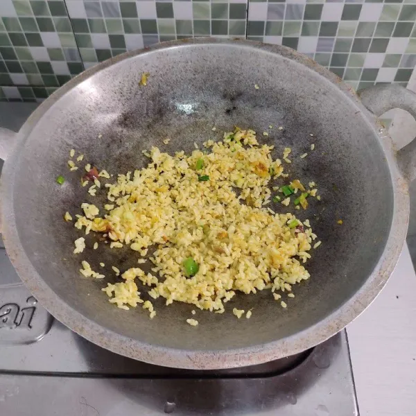 Bumbui dengan garam. Aduk rata. Jika nasi goreng dirasa sudah matang, matikan api.