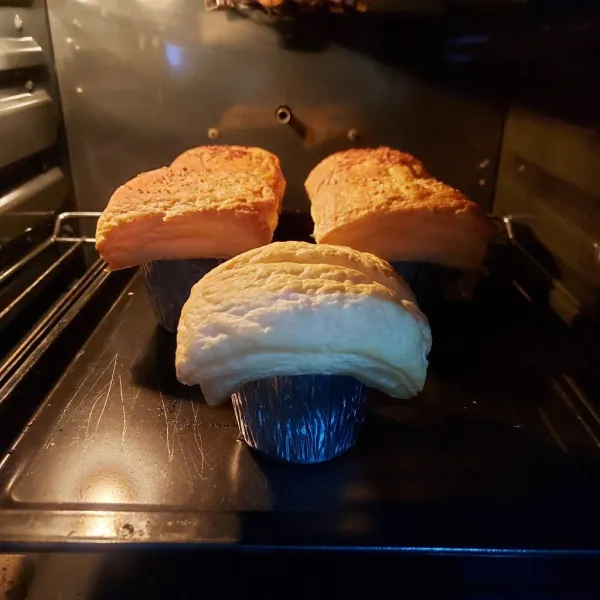Panggang sekitar 15-20 menit dengan suhu 200⁰C agar puff pastry mengembang sempurna.