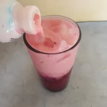 Tambahkan susu rasa strawberry ke dalam gelas hingga penuh. Sajikan, aduk sesaat sebelum diminum.