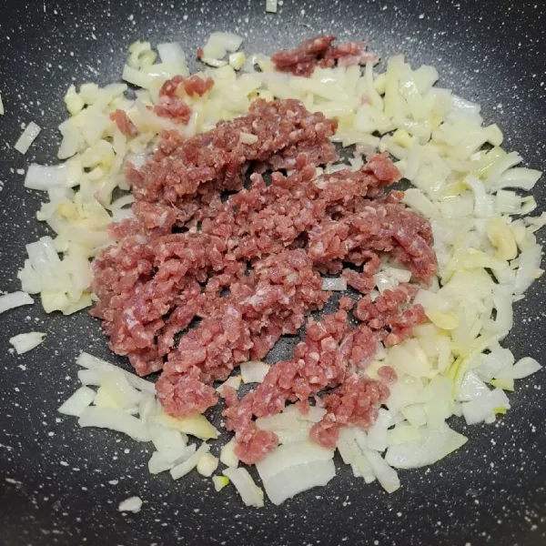 Masukkan daging giling, masak sampai daging berubah warna.
