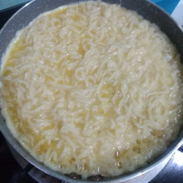 Panaskan teflon beri sedikit minyak dan tuang adonan mie, masak hingga matang.