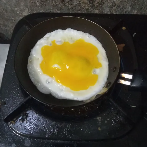 Ceplok telur satu persatu, sisihkan.