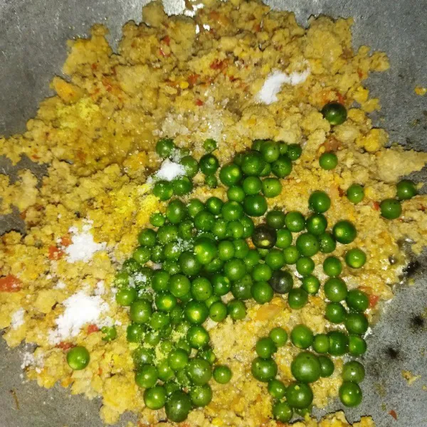 Tambahkan air, leunca, garam, kaldu bubuk dan gula pasir, aduk rata.