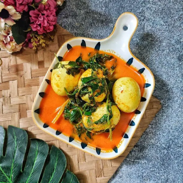 Sajikan di atas piring saji.