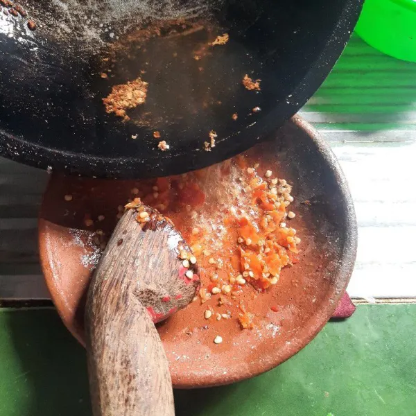 Ulek sambal bawang lalu tambahkan minyak panas.