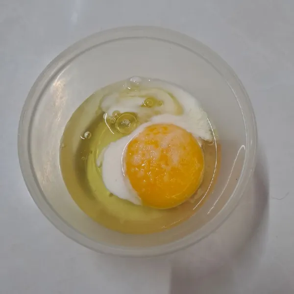Kocok telur, susu, garam dan merica bubuk sampai rata.
