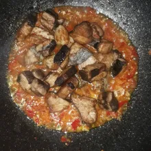 Masukkan ikan tuna, aduk rata dengan bumbu.