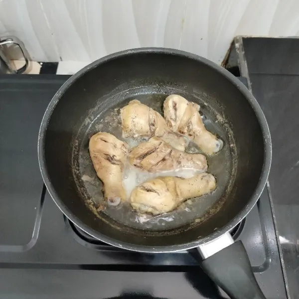 Kemudian rebus ayam dengan air secukupnya, kaldu bubuk, dan garam hingga matang. Angkat dan tiriskan.