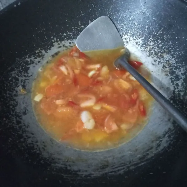 Tuang air, biarkan mendidih lalu masukkan saus tomat, garam dan kaldu bubuk.