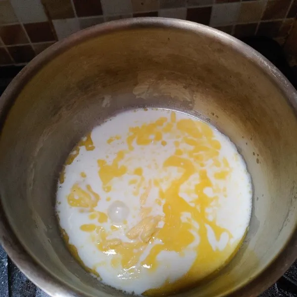 Lelehkan margarin, lalu tuang susu uht, masak hingga hangat. Angkat dan sisihkan.