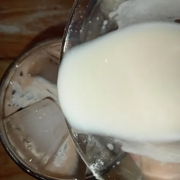 Tuang krimer ke dalam gelas, tambahkan cereal dan ice cream cokelat di atasnya. Sajikan.