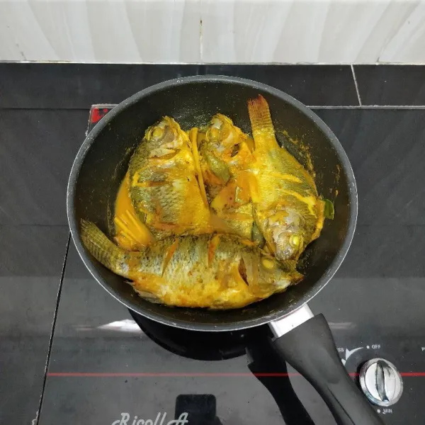 Kemudian masukkan ikan mujair. Masak hingga air menyusut lalu angkat ikan mujairnya.