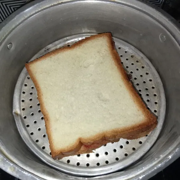 Masukkan roti ke dalam kukusan yang sudah dipanaskan terlebih, kukus sekitar 3-4 menit.