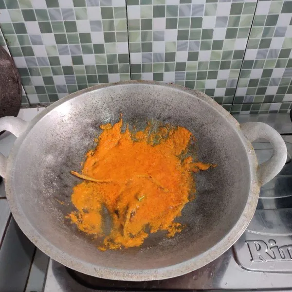 Tumis bumbbu halus bersama rempah aromatik hingga wangi dan berubah warna.