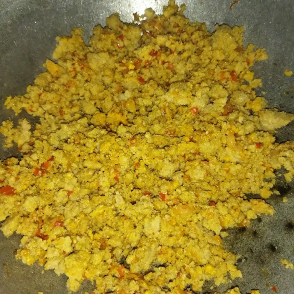 Masukkan oncom, aduk hingga bumbu tercampur rata.