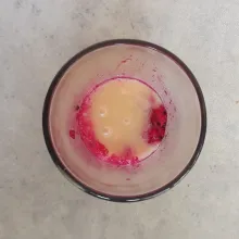 Tambahkan kental manis ke dalam gelas.