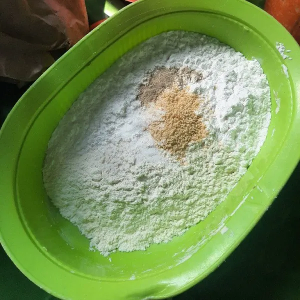 Siapkan tepung tapioka, tepung terigu, garam dan kaldu bubuk.