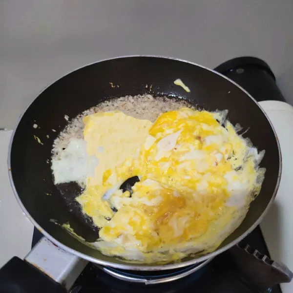 Masukan telur, masak hingga padat kemudian orak-arik.