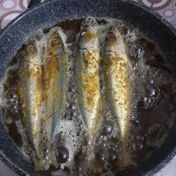 Lumuri ikan salem dengan bumbu marinasi, diamkan 15 menit dan goreng dengan api sedang hingga matang. Angkat dan sisihkan.