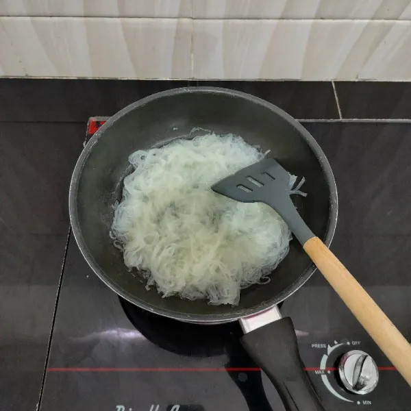 Rebus bihun jagung dalam air mendidih hingga matang mengembang. Angkat dan tiriskan.