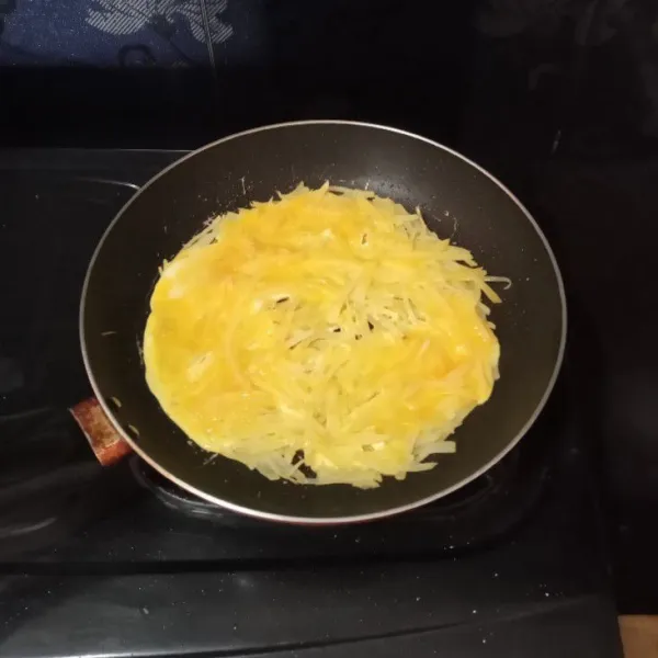 Kocok lepas telur, masukkan ke atas kentang, taburi parsley.