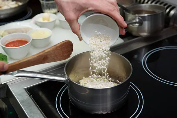 Cara Memasak Nasi di Kompor, Pasti Pulen dan Nikmat