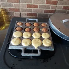 Balik bolu, masak kembali hingga kedua sisi matang.