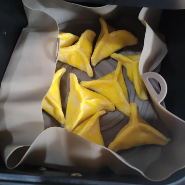 Panaskan oven atau air fyer, olesi kibinai dengan kuning telur, panggang di suhu 170°C selama 20 menit.