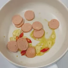 Tambahkan sosis.